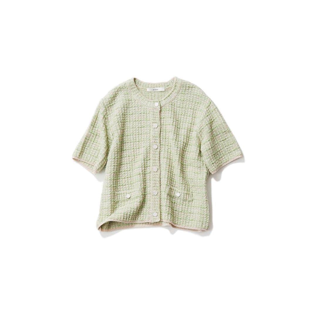のインスタグラム：「・ New♦️Arrival・ ・ ◆ ara アラ／半袖ニットカーディガン(mint x ivory) ・ 格子柄のアクリル、コットン混のツイード風ニットジカーディガン。凹凸感のある編み地が特徴的でクラシカルな雰囲気のある一着。 合わせやすい丈感で、デニムはもちろん、スカートとも相性抜群。ボタンをとめてプルオーバーとしてもお使いいただけ、着回し力の利くアイテムです。 ・ #kkcloset #kkshop #菊池京子 #kyokokikuch #coordinate #code #ootd #outfit #kotd #カジュアル #style #fashion #ファッション #happy #春夏#feminine #ニットカーディガン　#ミント　#cardigan #半袖」