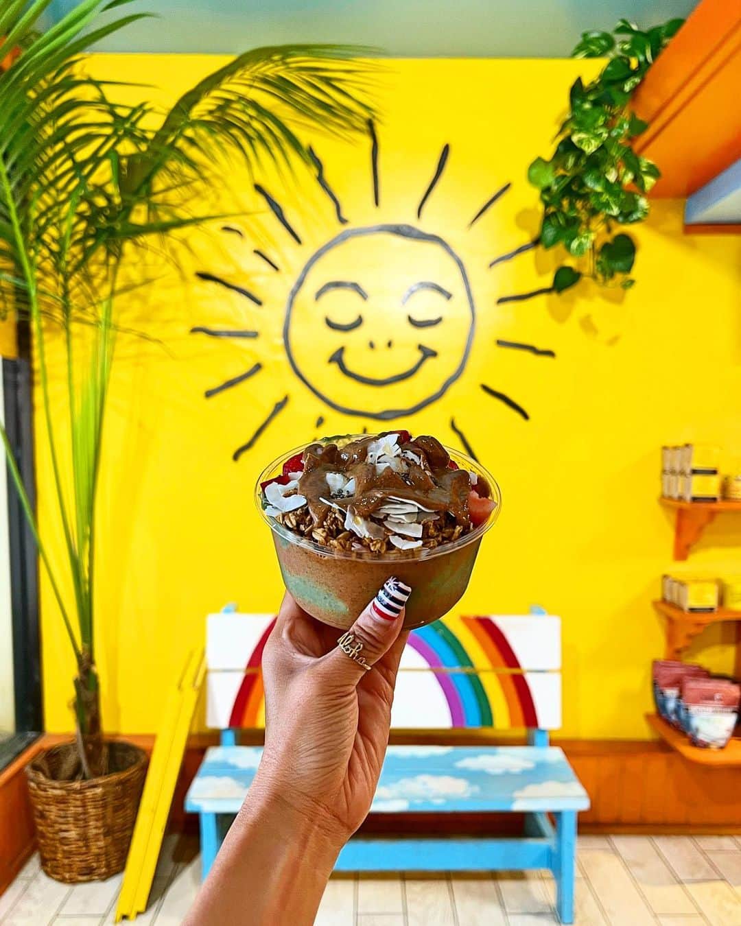 shihoのインスタグラム：「🧡☀️🧡☀️🧡 ・ 📍The Sunrise Shack  Waikiki ・ いつも決まったメニューばかり 食べてしまうから たまには違うアサイーボウルを♡ ・ その名も 〝Jungle Matcha Bowl” ジャングル抹茶ボウル。 ・ 抹茶味もしっかりしていて フルーツも盛りだくさん。 朝から栄養満点アサイーボウルに パワーチャージをして Hawaiiの素敵な1日がすたーと♡ ・ #hawaii#islandofoahu#oahu#ハワイ#trip #オアフ島#travel#loco_hawaii#travel_jp #funtorip#タビジョ#旅MUSE#genic_travel #genic_mag#たびねす#旅行#genic_hawaii #thesunriseshack#ワイキキ#waikiki#cafe #honolulu#waikikicafe#sweets#oahuhawaii #tabijyomap_hawaii#lealeahawaii#2023」