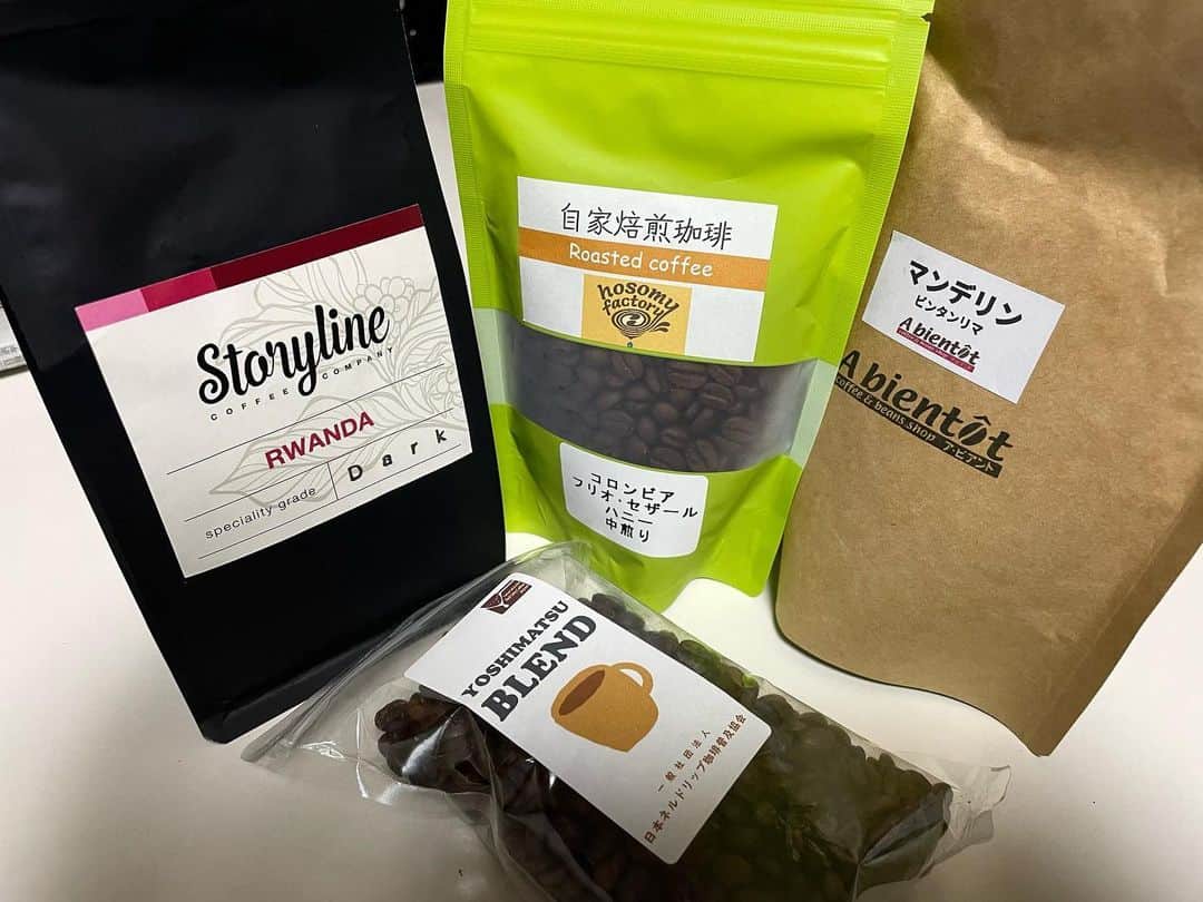 森田繁のインスタグラム：「おととい2種類、きのう4種類の豆を中央線コーヒーフェスティバルで購入。 6種類の豆を鮮度が落ちない飲むという楽しい悩み。 とりあえずすべて冷凍庫へ。」
