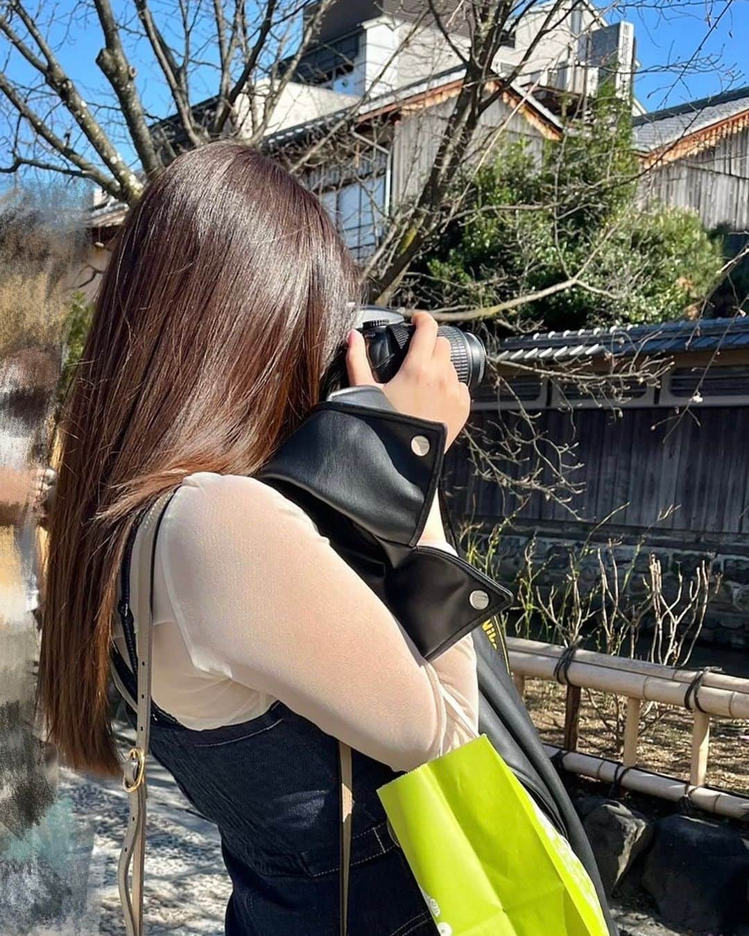 飛鳥凛さんのインスタグラム写真 - (飛鳥凛Instagram)「ヘアケアを怠っていたからバサバサ艶もない髪で後ろ姿不美人の私は一昨年から色々試していました😭  シャンプートリートメント🧴ミスト　オイル…  去年の誕生日にシャワーヘッドとコテを買おうとリファへ行った時にオススメされたリファロックオイル。 よく巻き髪もストレートもする 私の髪への熱ダメージを抑えてくれるらしくて、軽いテクスチャーで艶感も出してくれる！！  巻く前にはもちろん 今年から通い始めた トリートメント専門サロンでは、 これを最後ドライヤーで9割乾かした後 半プッシュを中間から毛先に塗り乾かすようにと言われて愛用中🥺  乾かすだけでツヤツヤ寝癖も付きづらくトリートメントしたての仕上がりに💇‍♀️  新発売のリファロックオイルライトは さらさらな仕上がり感が増して よりふんわり軽やかな雰囲気に出来て お気に入りです🌸 夏は日差しも強く髪のダメージが気になるので何もない日もささっと塗ってケアしていきます✨  PR @refa_mtg #リファ #リファロックオイルライト #ロックオイルライト #ヘアオイル #ヘアスタイリング #ヘアアイテム #refaタイム #refa」4月24日 12時23分 - rin_asuka0328