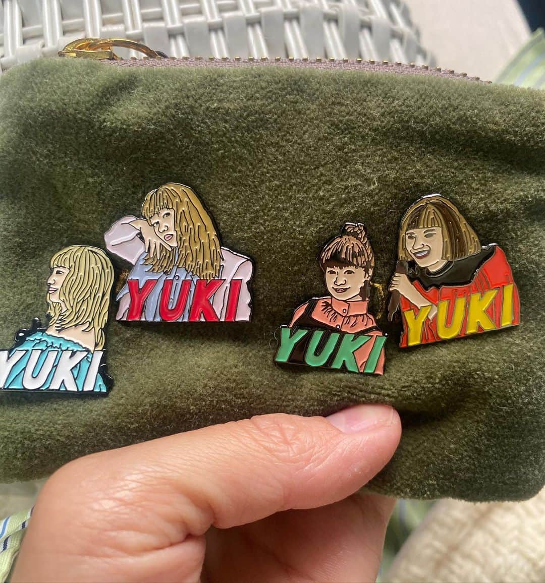 Alysa Ichikiさんのインスタグラム写真 - (Alysa IchikiInstagram)「4月の東京出張🕊🩵 今回も無事に終えることができました✨ 移住してからちょうど1年、節目の出張でもありました。 1年前には想像もしていなかったことだらけの今で それは環境も自分自身も気づきの面でも 与えてもらっているたくさんのありがたみも☺️ 移り住む前から変わらなかったはずなのに お客様と会える時間も友達と合わせる時間も家族と過ごす時間も 限られた中だけど目一杯よくばりにわがままをきいてもらっていて そのことにようやく気付けた気がして噛み締めていて 溢れるくらい本当に本当にありがとうという気持ち🤲🏻 同じく節目を迎えたお話を今回の出張期間にたくさん聞きました みんな運命共同体なのかな？🔮  ポジティブ寄りの猪突猛進🐗 強がってしまったり空回ってしまったりもするけれど かっこつけることなくありのままで居ても安心できて 自分の好きな部分を評価してくれるよりも 好きじゃない部分を大目に見てくれる人たちにこんなに恵まれていたなんて！ 失った時にハッとすることが多い中で失う前に気づけて ハッとする前にその気持ちをこれからももっと伝えていきたいなと思いました🤍💙  新たな気づきにも気づかせてもらったような大切な1年でした🧠 自分の選択と少しの勇気 ありがとう❣️ さーてっ西表島帰るぞ〜⛴️  #いちきの西表島記録」4月24日 12時29分 - alysa_i