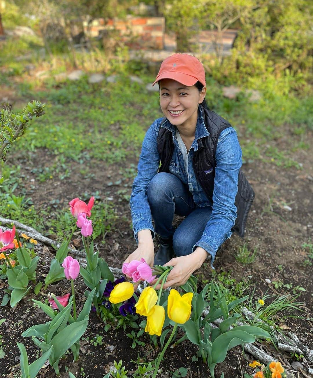 黒谷友香のインスタグラム：「皆さん、こんにちは😊 どうも、ガーデナーともねぇです🌷🌼😄✨ 今日は、夜にお会いしましょう♪  4月24日(月)よる8時～9時54分 テレビ東京 月曜プレミア８ 「さすらい署長風間昭平スペシャル　富士山河口湖殺人事件」があるよ！  是非、観てくださいネ☺️  https://www.tv-tokyo.co.jp/information/202304/3956-amp.html  #ralphlauren#poloralphlauren#乗馬#馬#東京#tokyo#sdgs#ログハウス#着物#ハーブ#地球温暖化#ガーデニング#LOVOT #ラボット#mediaid#diy#日本#日産 #nissan#EV#日産ariya#ai#大鵬薬品工業#バップフォーレディ#エビス#プレミアムケアハブラシ#いち瑠#黒谷友香」