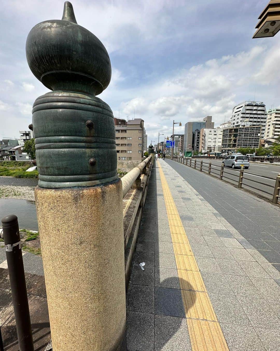 島津健太郎さんのインスタグラム写真 - (島津健太郎Instagram)「京都から京橋へ。 フォロワーさんのお店に行ったら開店前だったので駅前でチョロッと串カツ。 コロナ禍からソースはボトルタイプになったらしい。 #さらば京都 #京橋はええとこだっせ #串カツ」4月24日 12時45分 - k_super_xtreme