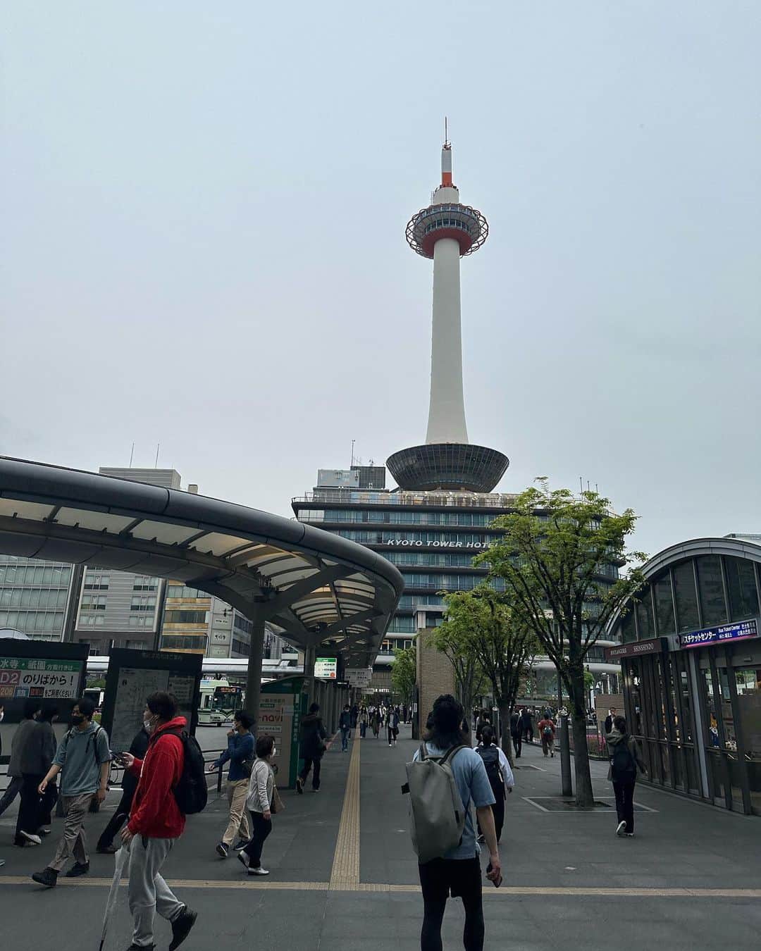 島津健太郎のインスタグラム：「京都から京橋へ。 フォロワーさんのお店に行ったら開店前だったので駅前でチョロッと串カツ。 コロナ禍からソースはボトルタイプになったらしい。 #さらば京都 #京橋はええとこだっせ #串カツ」