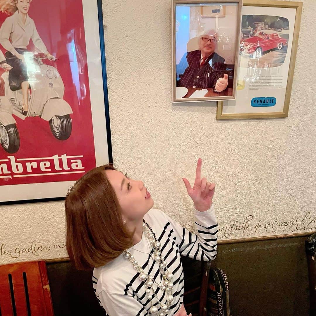 野宮真貴のインスタグラム：「. 昨日は、ムーンライダーズの岡田徹さんのお誕生日でした。 親しいメンバーが集まって、岡田さんのお誕生日のお祝いと思い出を語ろうというお食事会。 美味しいごはんとお酒を頂きながら、それぞれの思い出に泣いたり笑ったり。  デビューアルバム「ピンクの心」のレコーディングで、岡田さんのアレンジによって楽曲がキラキラと輝き出した驚きも忘れません。 私が売れない時代にCM歌唱のお仕事を回してくれたり、デビュー時からずっとお世話になり、たくさん優しくしてもらいました。 心からありがとうと言いたいです。  #岡田徹 #ムーンライダーズ#moonriders#野宮真貴#missmakinomiya」