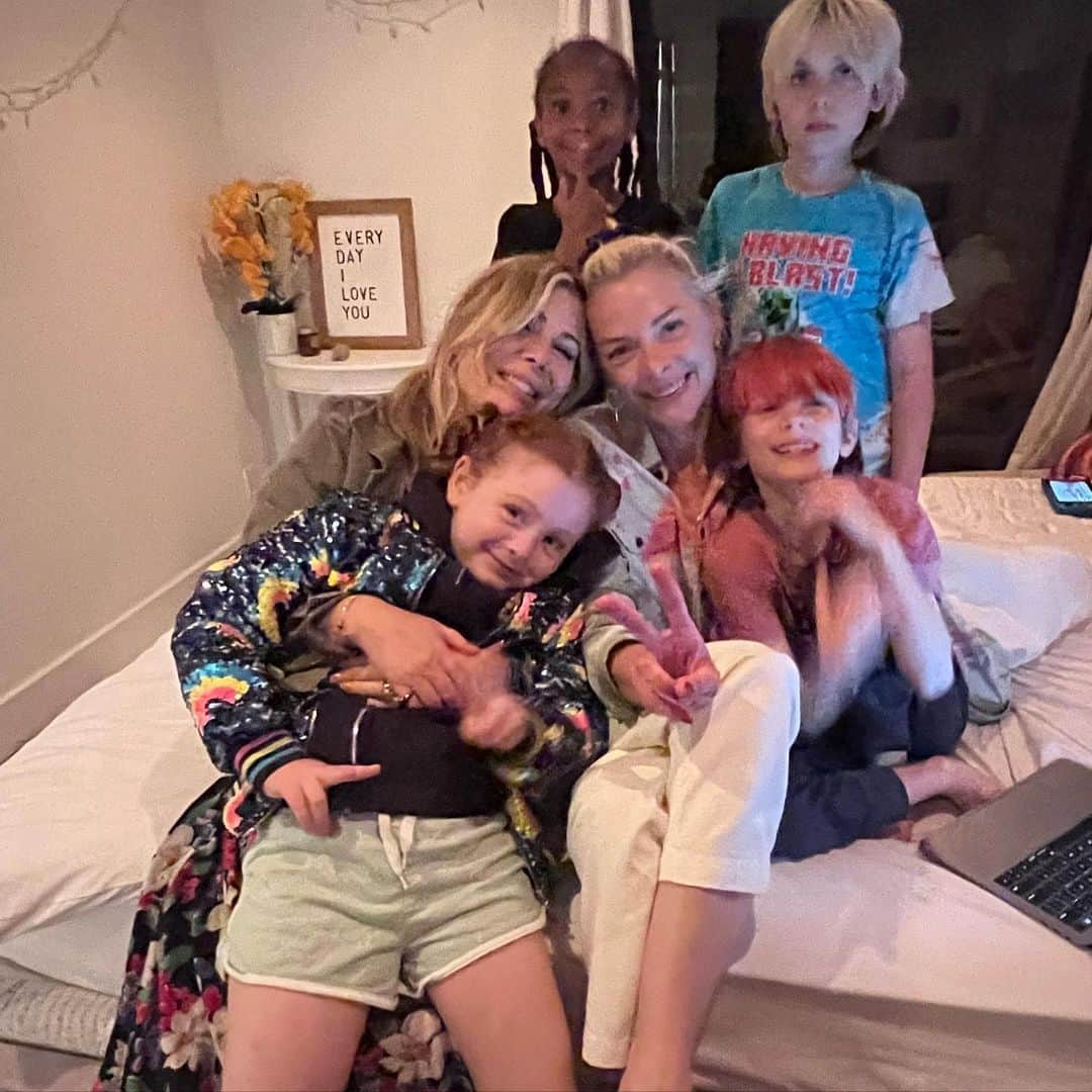 ジェイミー・キングのインスタグラム：「HAPPY BIRTHDAY !!! SO GRATEFUL to you and your boys .. to have a blended family / co raise our kids and make family that is chosen is everything .. a blessing . Thank you for your kindness , inclusiveness and making everyone welcome and a part of . And MARCO huge shout out for the best cooking of all time !! xoxox T」