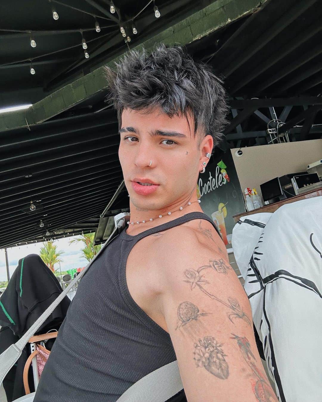 Sebastián Villalobosのインスタグラム：「1. calorrrrr 2. piscinita pal’ calor 3. gozando camino a grabación con la domi 4. mi primer arroz frito 5. el resultado 6. picos pues 7. el postrecito en clase 8. un baño cool y muchos sebas 9. talento callejero 10. la acabo de tomar, buenas noches 😴」