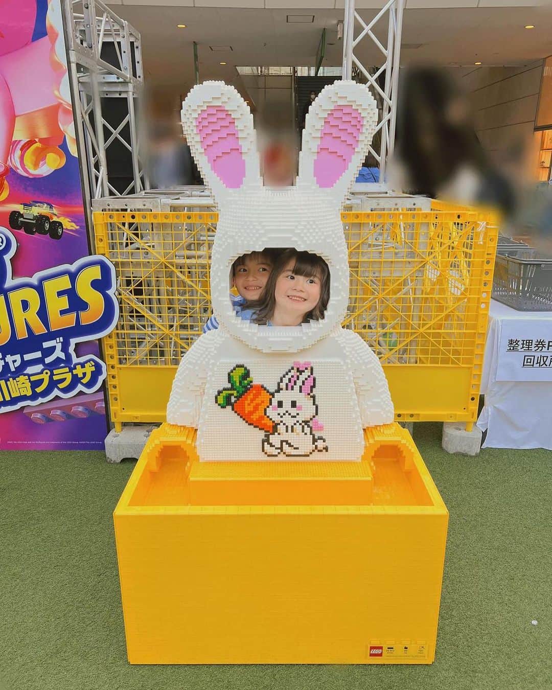manaのインスタグラム：「. ルイルネが大好きなレゴアドベンチャーズに行ってきました〰️🗽ˎˊ˗ 自分の好きなパーツを選んでオリジナルレゴが作れたり,ブレスレットやアプリと連携して車を作れるエリアも! ルイの大好きなマインクラフトゾーンではなぞなぞに挑戦したりとにかく色んなことがぜーんぶ無料で体験できちゃうの🫢🩵🩵  是非遊びに行ってみてね🚀🌼  🗓️ 開催期間:4/29(土)~5/7(日) 📍 ららぽーと全国19施設＋ラゾーナ川崎プラザ #LEGO #レゴ #レゴアドベンチャーズ #sponsored  @legojapan_official」