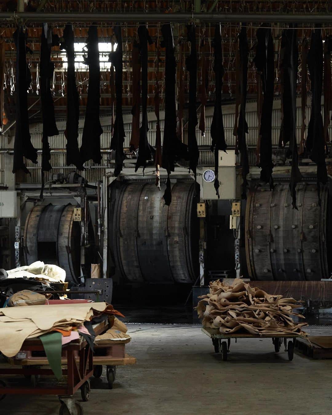 エンダースキーマさんのインスタグラム写真 - (エンダースキーマInstagram)「“manufacture” The leather tanning  #manufacture #henderscheme」4月24日 13時03分 - henderscheme