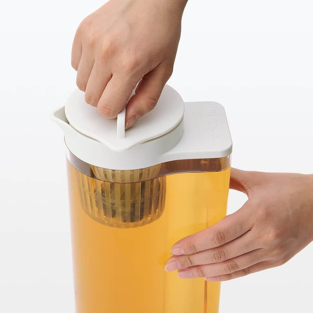無印良品さんのインスタグラム写真 - (無印良品Instagram)「冷蔵庫にすっきり収納できる冷水筒と浄水ポット - 冷蔵庫の中に無駄なスペースをつくらずにすっきりと収納できる、冷たいお茶やコーヒーの水出しに使える冷水筒と浄水ポットを紹介します。  ▼横置きできる ストレーナー付き冷水筒 手が小さい方でも開けやすいよう、フタにつまみを付けました。取り外しできる水出しお茶パック入れ付きで、冷蔵庫に入れておくだけで冷たいお茶がつくれます。  ドアポケットに入れやすい1L用、重くても持ちやすいようにかたちを工夫した2L用の2つのサイズを取り揃えています。  ▼アクリル浄水ポット 取っ手がないのでドアポケットにすっきり収納できます。付属のカートリッジは1本で2Lのペットボトル約100本分の浄水力があり、1日3L分浄水しても約2ヶ月持ちます。  コーヒーやお茶などの飲料用にはもちろん、たっぷりと浄水できるので米とぎや炊飯、料理用にも気兼ねなく使えます。毎回ペットボトルで買うより家計にやさしく、ごみの排出量削減にもつながります。 - #無印良品 #MUJI #冷水筒 #水出し #浄水ポット」4月24日 13時00分 - muji_global