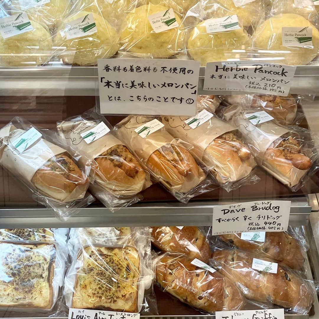 daimarusapporoさんのインスタグラム写真 - (daimarusapporoInstagram)「パン祭り、盛り上がってます🥐🌸 地1階 ほっぺタウン催事場で開催中のパン&スイーツ特集から、店頭で人気の味をキャッチしました👀  〈BOUL'ANGE〉1-4枚目 今回の注目は、甘いもの好きにはたまらない「#クリームドーナツ」！ イベント限定の「ハスカップ」ほか、ピスタチオやカスタードなどがそろいました🍩  北海道の小麦、バター、あんこを使った「#餡バターサンド」やお菓子のような「クロワッサンコロネ ピスタチオ」もおすすめです🥐 ※5/2(火)まで  続いて、明日4/25(火)まで出店のショップもお見逃しなく😳  🥐〈チェットベーカリー おもや〉5-8枚目 アカシア蜂蜜を使った高級食パン、薫り高いカレーパンに「本当においしいメロンパン」など 気になる味がたくさんです🍞  🍮〈川島旅館〉9.10枚目 色とりどりの「フレーバーバター」や、バターにぴったりのスコーンが大人気！ この機会にぜひ味わってみてください😌  さらに、4/26(水)→5/2(火)は新たなショップが登場します🥯🍰  ・千歳市のベーグル専門店〈NAMAKEMONO CAFE〉 ・藻岩山にあるパティスリー〈CAFE` de ROMAN〉  引き続きどうぞお楽しみに💛  #大丸札幌 #札幌グルメ #札幌パン #札幌パン屋 #クロワッサン #高級食パン #スコーン」4月24日 13時11分 - daimarusapporo