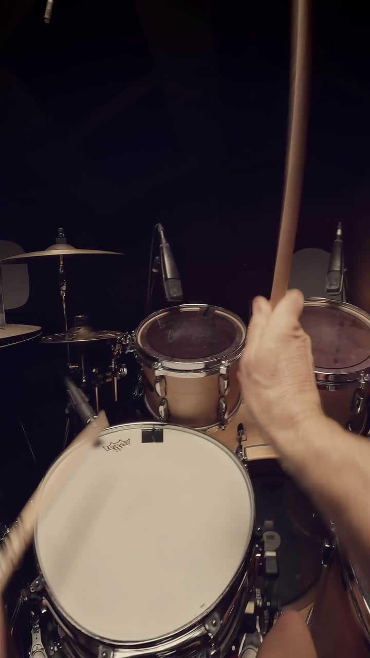 シェーン・ガラースのインスタグラム：「🥁 #vf15 #vicfirth #vicfirthsticks #zildjian #zildjiancymbals #zildjianfamily #teamremo #remodrumheads #remo  #drumming #drummer #drums #groove #chops #pearldrums #shanegaalaas #crumbweststudios」