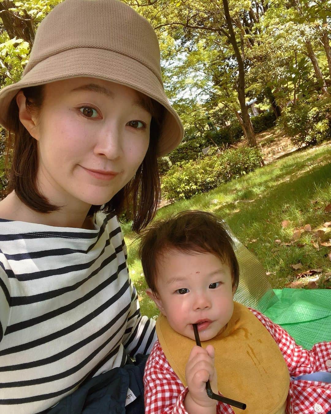 北川まみのインスタグラム：「お天気の良い日☀️ 暑くなってくる前にみんなでピクニックに行きました💕 新緑がすごくキレイで、木陰は涼しくて気持ちよかったー✨ 👶にも🐶にも、それぞれお弁当つくって😍 最近👶は３回食となり、手掴み食べの練習中👏サンドイッチも少しずつ上手に食べられるようになってきました☺️ 自分で食べたい！という気持ちが出てきてて感動する😭👏 もう家中よちよち歩いて回るし、そろそろファーストシューズを買わなければ…👟一緒にお散歩出来る日がめちゃくちゃ楽しみ🥺 最近特にママ、ママとくっついて甘えてくれるので、ほとんど抱きしめ合いながら過ごしています🤣  来月には初節句🎏、翌月にはもう一歳のお誕生日😳子供の成長って早すぎる！ 寂しい気もするけど、もうすぐ一緒にキャンプしたり、旅行行ったり、おいしいものを一緒に食べたり…出来ることが増えてくると思うと楽しみすぎてニヤけます🤤 せめてこの子が物心つく前に、体型を戻したい…😇笑  #赤ちゃんと犬 #生後10ヶ月 #0歳児育児 #男の子ママ #ピクニックランチ」