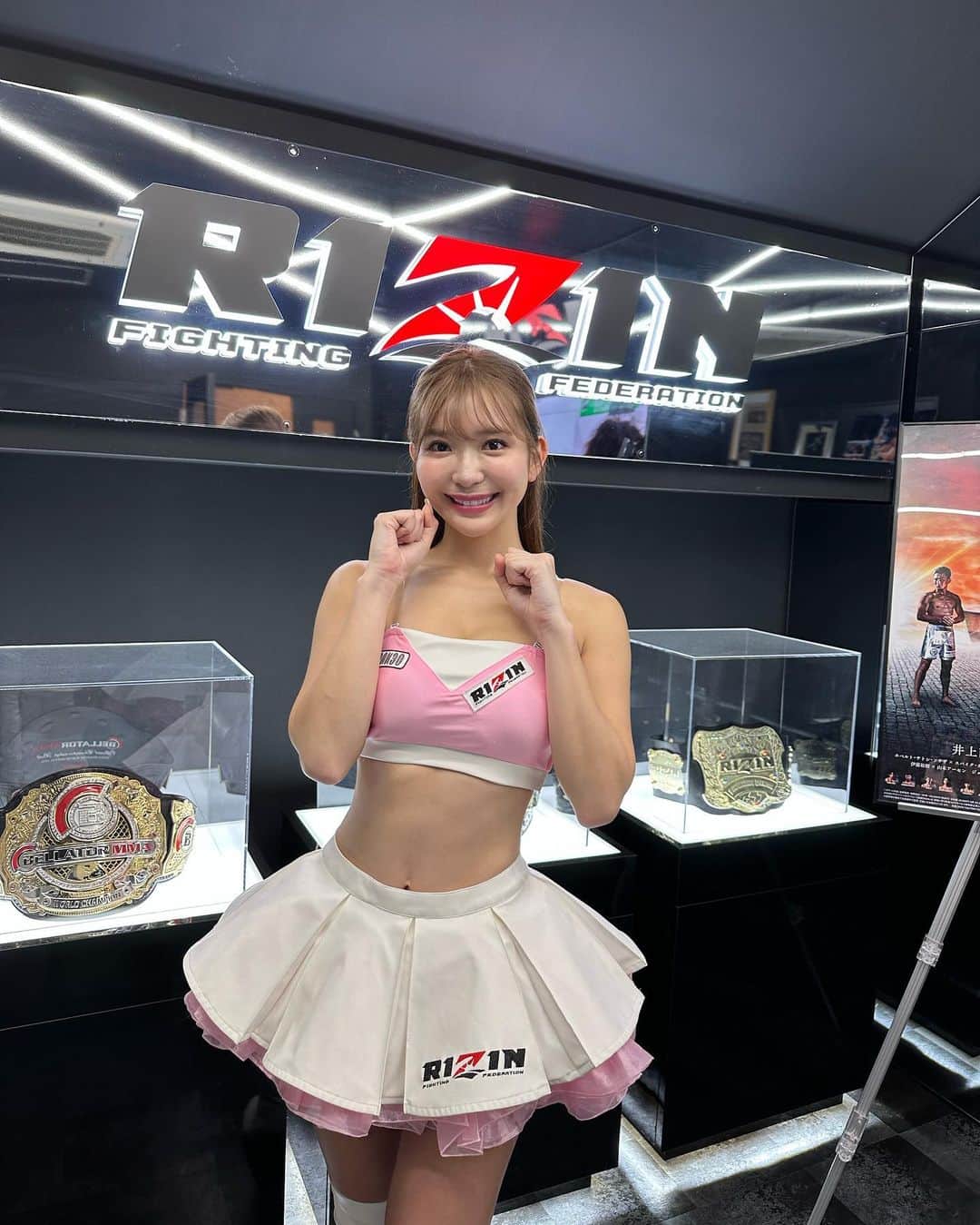 のインスタグラム：「いよいよ今週土曜日は @rizin_pr #landmark5  そして来週は#RIZIN42 ですね！ 私は両日の大会と5/5の公開計量にラウンドガールとしてお手伝いさせて頂きます✨ LANDMARKのチケットは完売していますが ・ABEMA ・U-NEXT ・RIZIN 100CLUB ・RIZIN LIVE　 ・スカパー ではPPVでご覧頂くことが出来ます！ どちらの大会も…楽しみすぎる！ 盛り上がっていきましょう😚🔥ﾜｸﾜｸ  #rizin #rizingirl #roundgirl #格闘技 #総合格闘技」