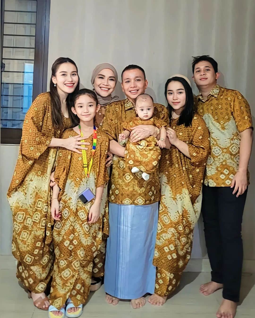 アユ・ティンティンさんのインスタグラム写真 - (アユ・ティンティンInstagram)「Raya day three🤎 The rozak family💫」4月24日 13時17分 - ayutingting92