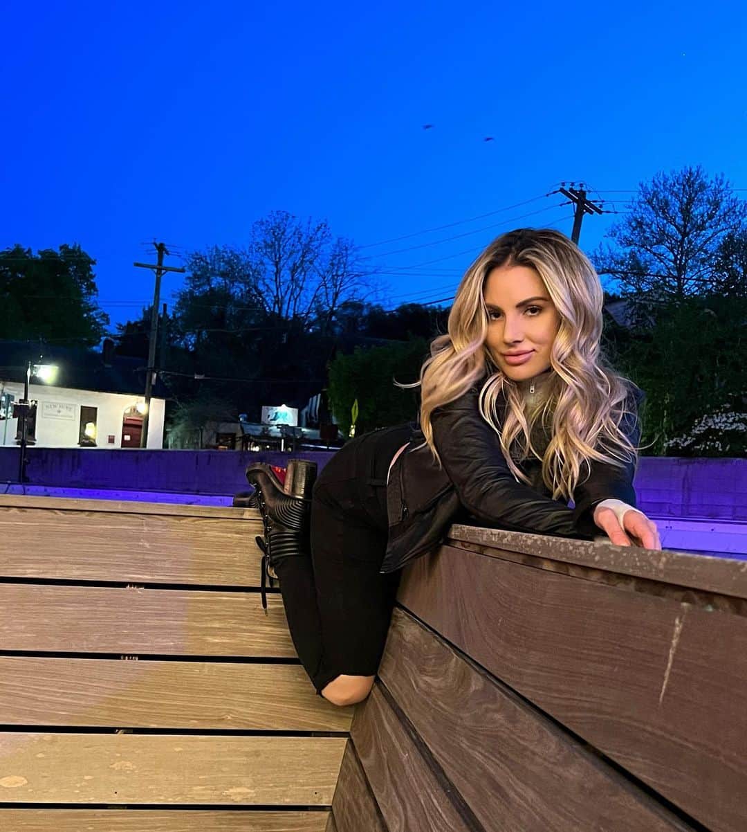 ティーガン・プレスリーのインスタグラム：「Collecting sunsets 💙」