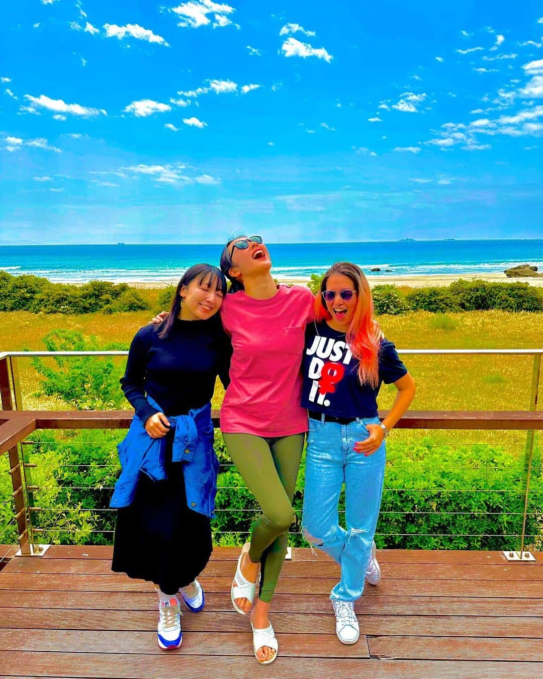七瀬りりこのインスタグラム：「お泊まり楽しかった♡  朝風呂あがりの３人と とても青い空☀️  #３人でお風呂楽しかった　🛀」