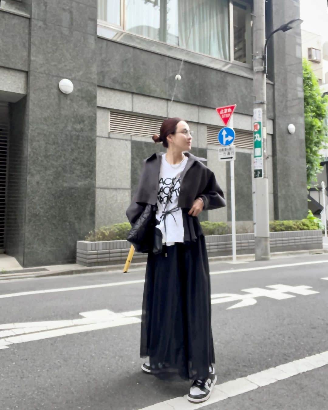 秋定麻紀子のインスタグラム：「授業参観日。 国語の授業でした。  くっついて授業見たいくらい可愛かった。  JK @enfold_official  TOPS @sacaiofficial  SKIRT @the_pause_official   #授業参観日」