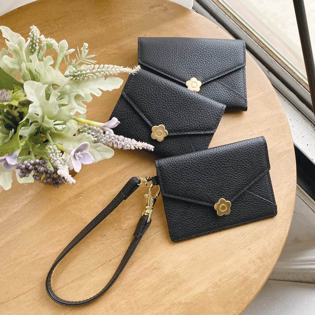 MARY QUANT officialのインスタグラム：「- 本革で仕上げたレター型のシリーズに 新色のブラックが仲間入り - #シーリングデイジーレターミニウォレット #シーリングデイジーレターカードケース #シーリングデイジーレターシングルパスケース - #MARYQUANT #2023SUMMER #NEWITEMS #FASHION - #マリークヮント #ミニウォレット #カードケース #シングルパスケース」