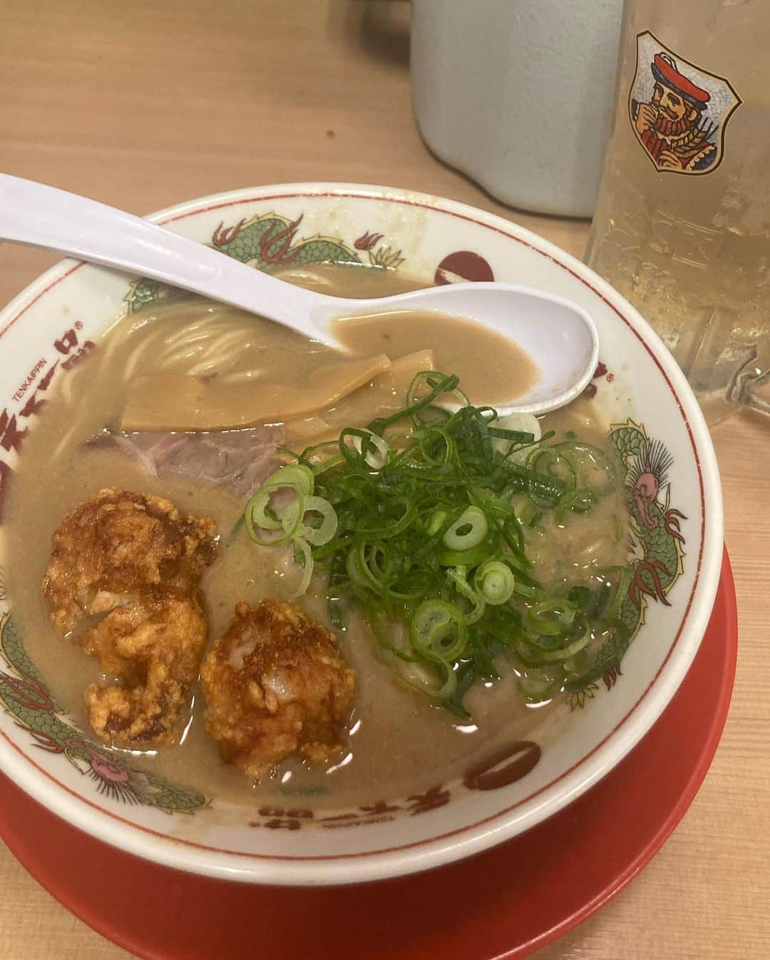 皆本麻帆のインスタグラム：「4月21日、33歳になりました 友達の出産体験話を聞くたびにうぉぉぉぉうすげぇぇぇすごすぎるわぁぁぁぁあ、お母さん産んでくれてありがとおおおおお、と思います。元気な33歳です。  まわりの人々のおかげで、心もからだもぷくぷく、しあわせです。ありがとうございます💫  これからも、じぶんらしく、日々を重ねていきたいと思います。皆さま、どうぞ引き続き、厳しくご指導and見守りand応援、よろしくお願いいたします。。🤝🏼💕  32歳最後のごはんと 33歳最初のごはんと 滝ﾃﾞｽ  🌈🍣🌈🌈」