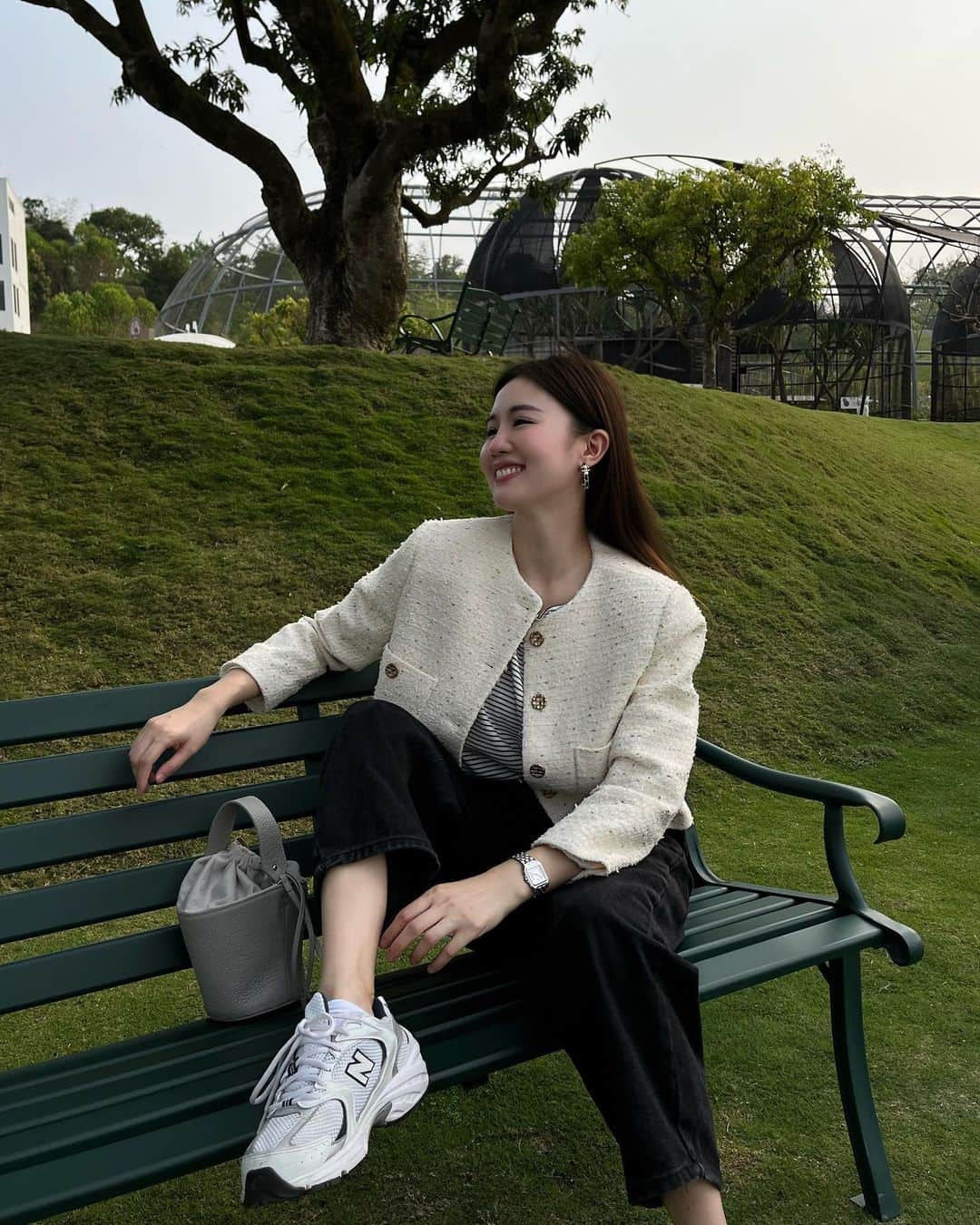 Lilian莉安のインスタグラム：「- 姐姐指定的行程 每次來都覺得好熱🫠 OOTD 外套⋯ @dazzlingdazzlin #ootd #outfit #whatiwore #dazzlingdazzlin #ayakobag #newbalance530」