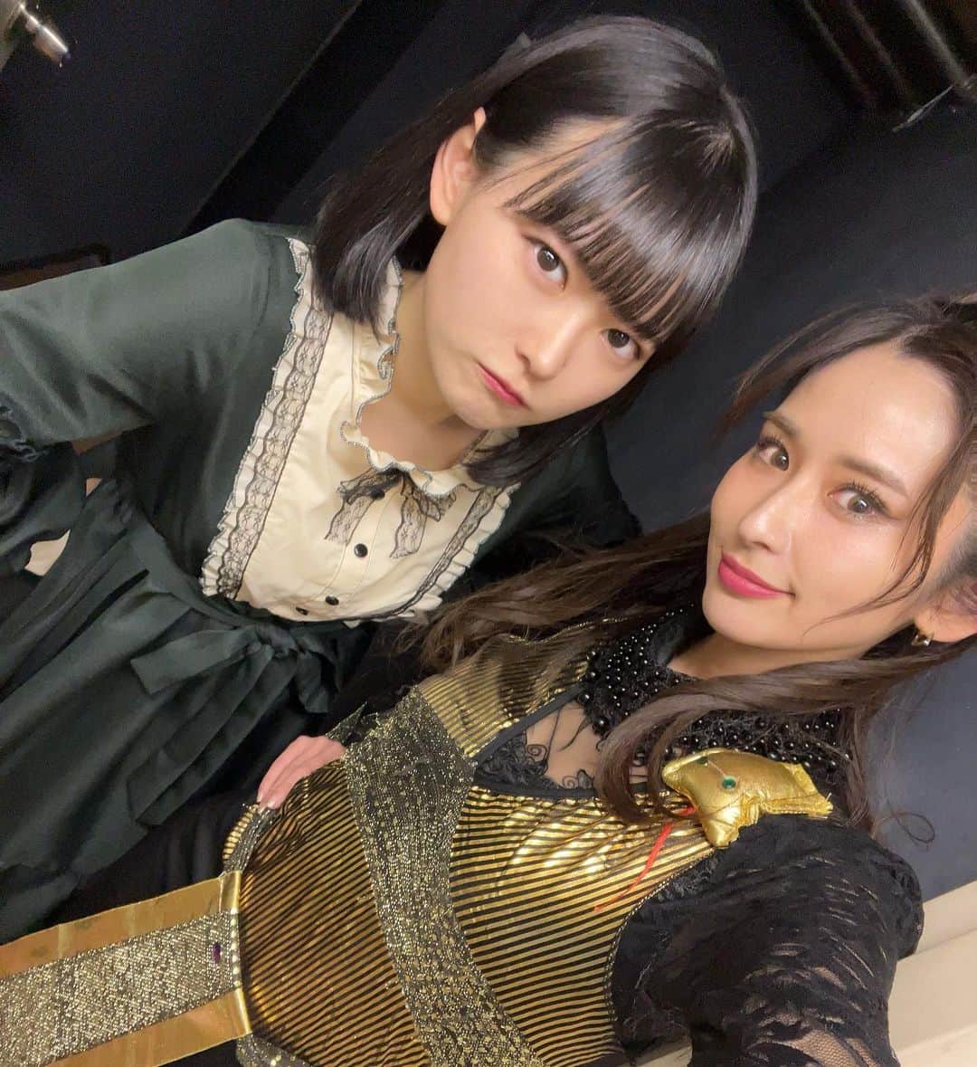 有馬綾香のインスタグラム：「舞台『気まぐれなクロノス』  無事全公演終わりましたー！！！！！！！  毎公演沢山の笑い声や拍手に支えられてました！！！  差し入れもありまとう😭💕  こんなに毎回毎回アドリブしまくって笑いが起きてる舞台初めてかも…😂 千秋楽は日替わりとかアドリブないシーンあったかな？ってくらい…w  こんなに破茶滅茶なのにラストで纏めて グッとくる展開でハッピーエンドって本当凄い本だ… 改めて江戸川ワールドが大好きになりました🥺  そしてその破茶滅茶な中で役者1人1人のスキルの高いこと…！！😂 皆に着いていくの必死でした！！  主人公めぐるが爆発を防ぐべく タイムリープして色んな人の中入り込んでいくというお話なのですが、 1発目のめぐるの人格が入る役は本当プレッシャーでした😭  観て頂いたお客様はわかるかと思うのですがあの大声で叫び続けるメンヘラ女を演じるより、めぐる役の高い声の方が喉やられてました😂www  普段どれだけ低い声なんだwww  初め、まっったくめぐる感が出せなくて めぐる役のしーちゃんの声を録音させて貰って沢山聞いたなぁ😂  座長しーちゃん自分の役だけで凄い台詞量だし毎回みんなのアドリブに突っ込むのも大変なのに 私との日替わりも一緒に考えてくれたり喉に優しいアイテムをくれたり…😭 現場のムードメーカーで、いつも明るくて華やかな空気にしてくれていて素晴らしい座長でした！！ ありがとう😭💕  ほかのキャストもみんな大好きな人ばかり！！！！ こんなめちゃくちゃなキャラばっかりなのに素はほんわかしてて愛に溢れてて 居心地よかったなぁーー🧡  今年初の舞台が　#きまクロ　で本当に良かったです！！！！  ご来場頂いた皆様ありがとうございました🙇‍♀️💕  田島春亜美奈役　有馬綾香」