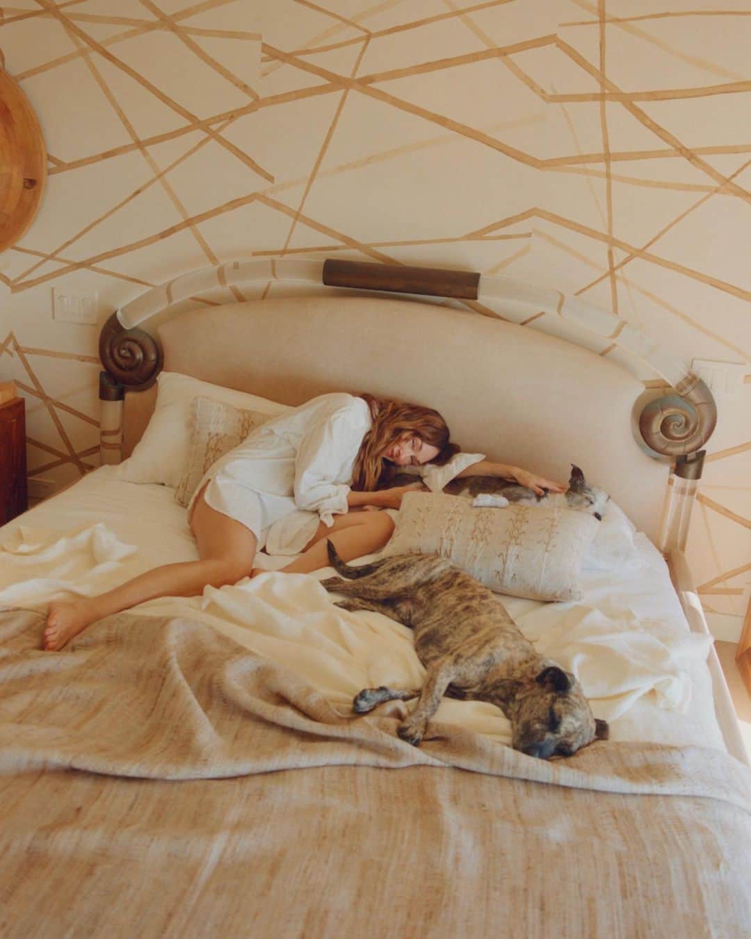 ケリーウェアスラーのインスタグラム：「HOME IS WHERE THE HEART IS. A huge thank you to Neptune for featuring me in your glorious publication! Spending the day with you at my beloved Malibu home was an absolute pleasure. Please pick up a copy of @neptune_papers to read the great conversation I had with Chris Black. XK  Photographer: @arianna.lago  Writer: @donetodeathprojects @neptune_papers」