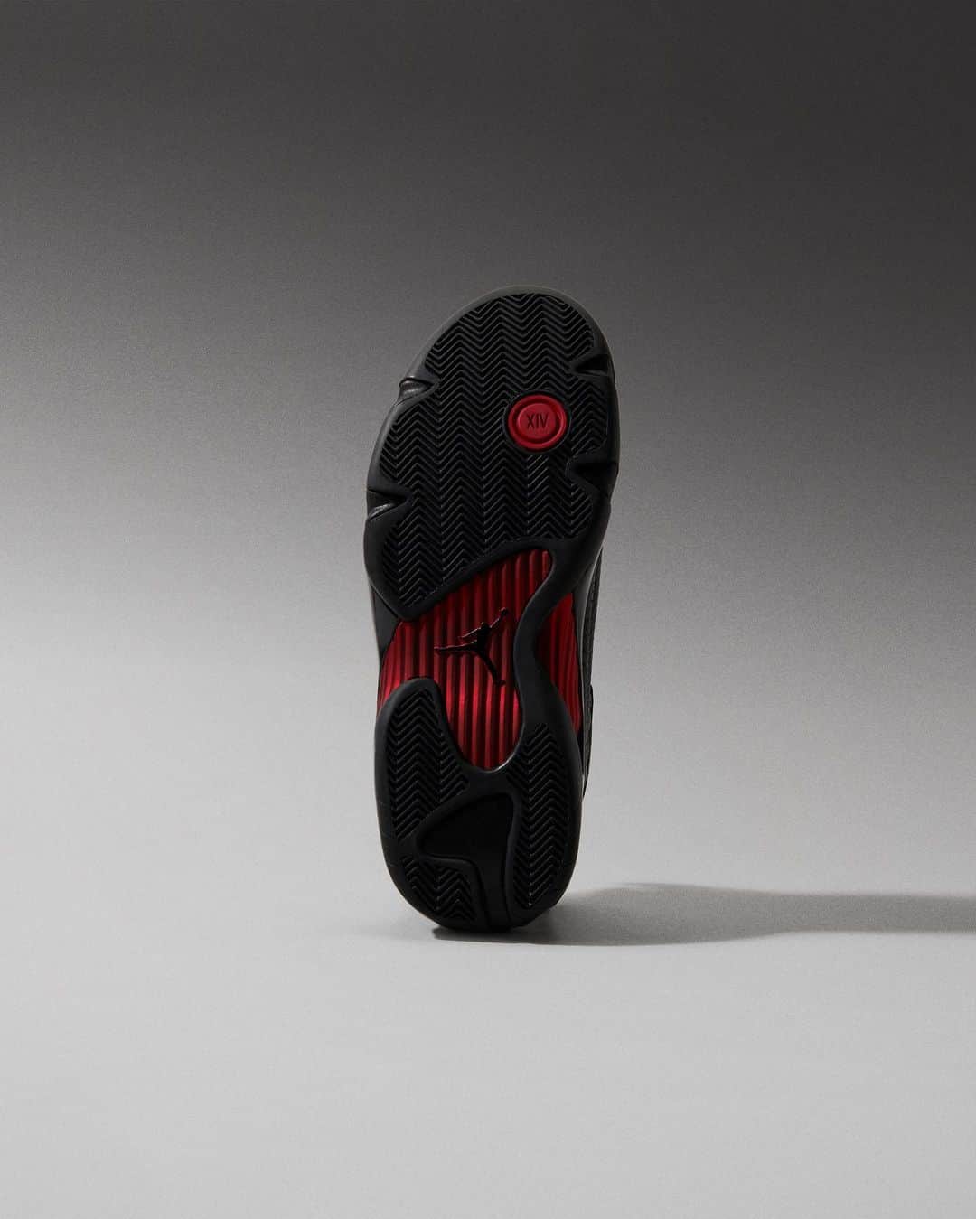 Flight Clubさんのインスタグラム写真 - (Flight ClubInstagram)「Grand closing. Memorialized by MJ's game-winning jumper in Game 6 of the 1998 NBA Finals, the Air Jordan 14 Retro 'Last Shot' 2018 renews the historic colorway with OG elements intact. Sleek black leather meets Varsity Red detailing. The Ferrari-inspired Jumpman insignia emblazons the lateral side.」4月24日 4時48分 - flightclub