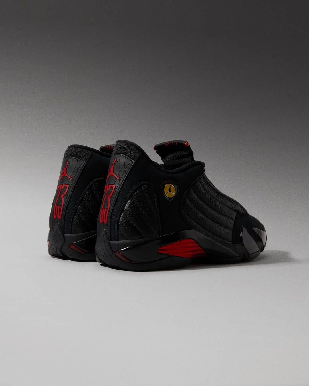 Flight Clubのインスタグラム：「Grand closing. Memorialized by MJ's game-winning jumper in Game 6 of the 1998 NBA Finals, the Air Jordan 14 Retro 'Last Shot' 2018 renews the historic colorway with OG elements intact. Sleek black leather meets Varsity Red detailing. The Ferrari-inspired Jumpman insignia emblazons the lateral side.」