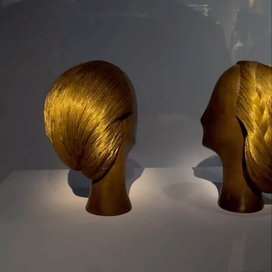 アレクシマビーユのインスタグラム：「Beautiful exhibition @madparis #about #hair and #hairs #funtime #metallic #hairstyle #descheveuxetdespoils #fashion #unexpectedexhibition」