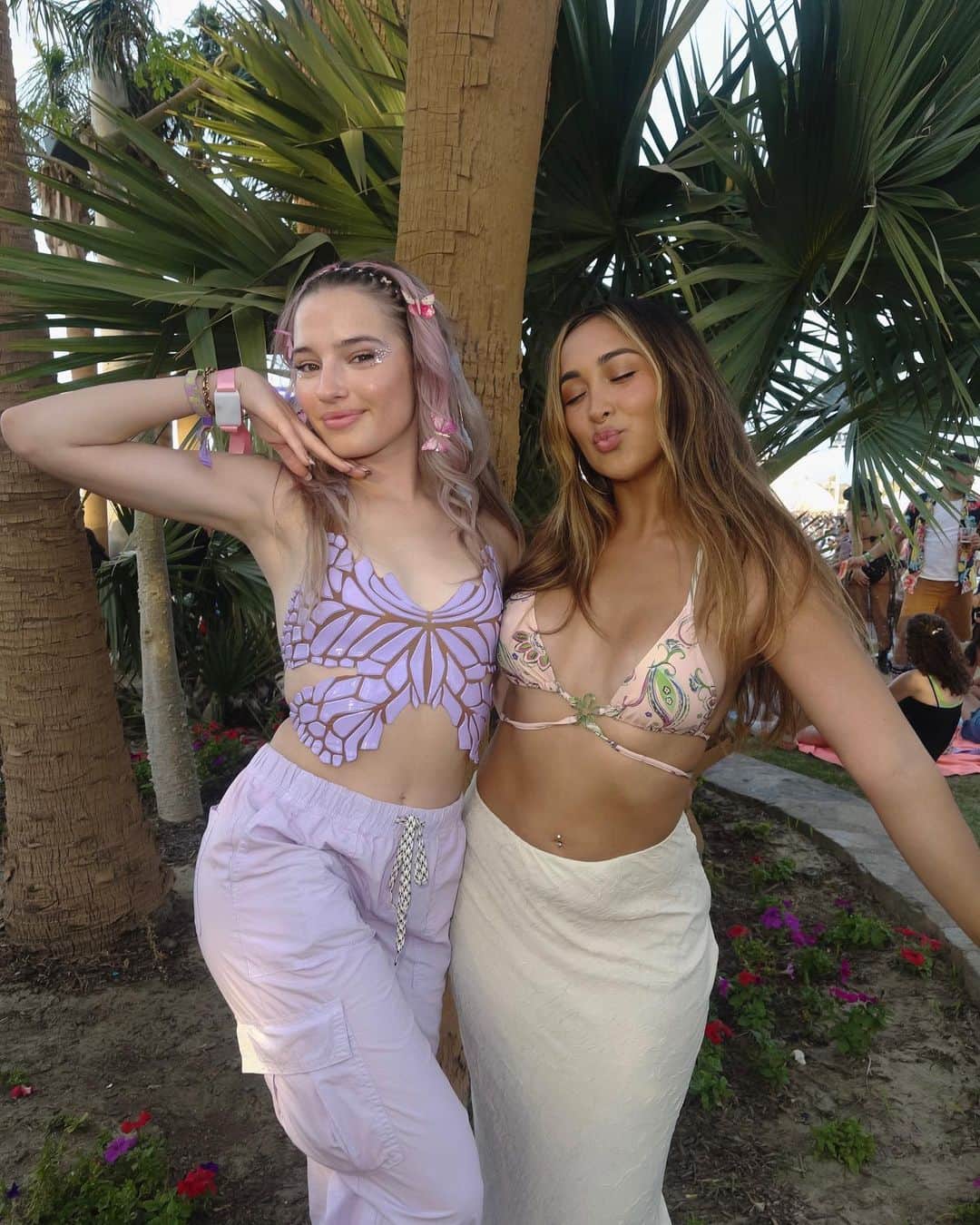 マリリン・フローリーズのインスタグラム：「Pretty Chella - Day 2🦋💕✨  #coachella2023 #coachellaoutfits #coachellafits #coachella」