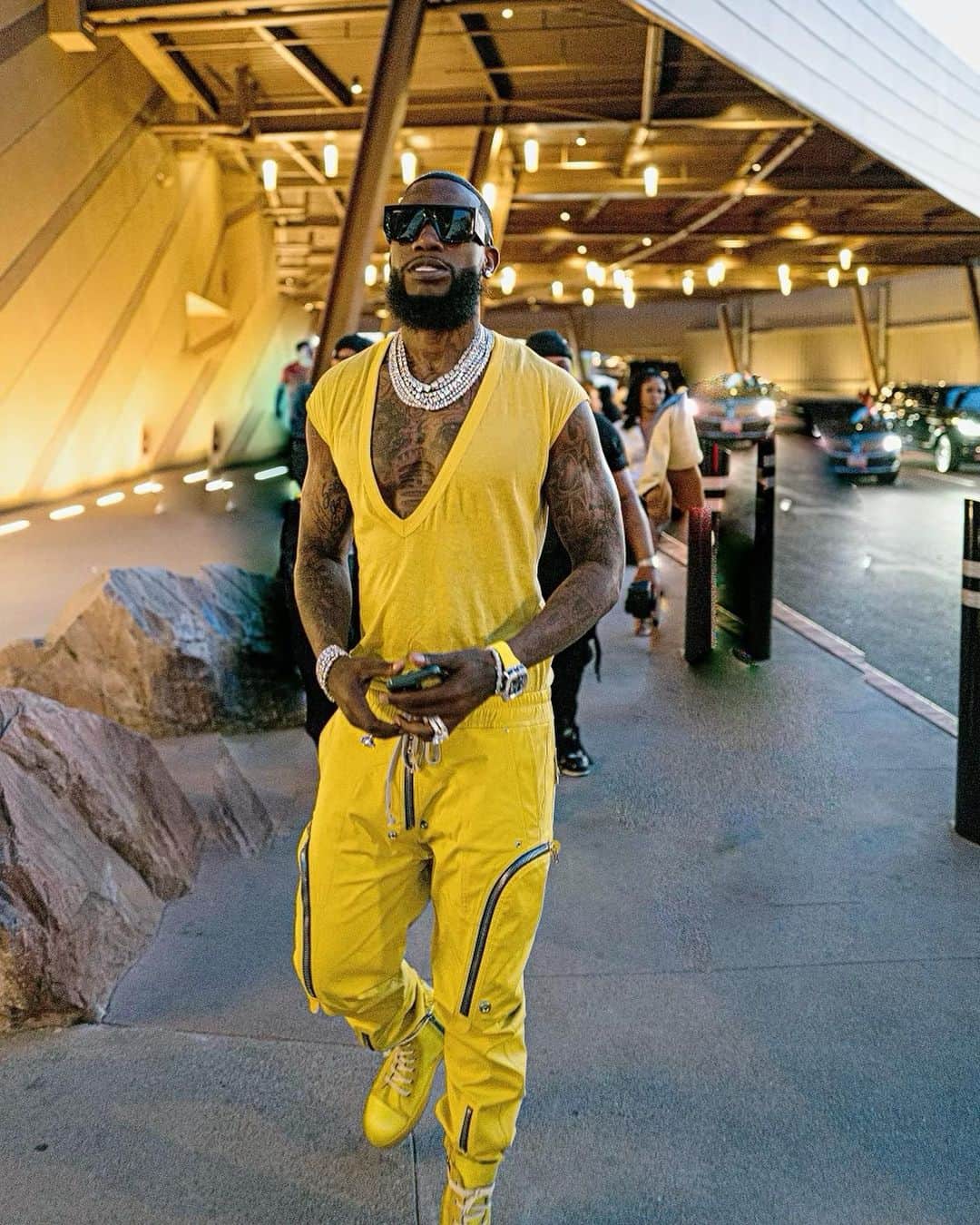 グッチ・メインのインスタグラム：「I’m goin yellow errthang this summer…yellow watch yellow cars yellow chains.. Chiquita!🍌 🍋」