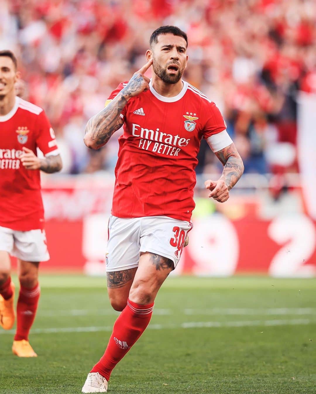 ニコラス・オタメンディのインスタグラム：「Muito feliz por esta vitória, e por ter conseguido ajudar a equipa !🫡 ⚽️ São 3 pontos importantes para conseguirmos chegar ao nosso objetivo ✅ #SLBenfica 🔴⚪️🦅」