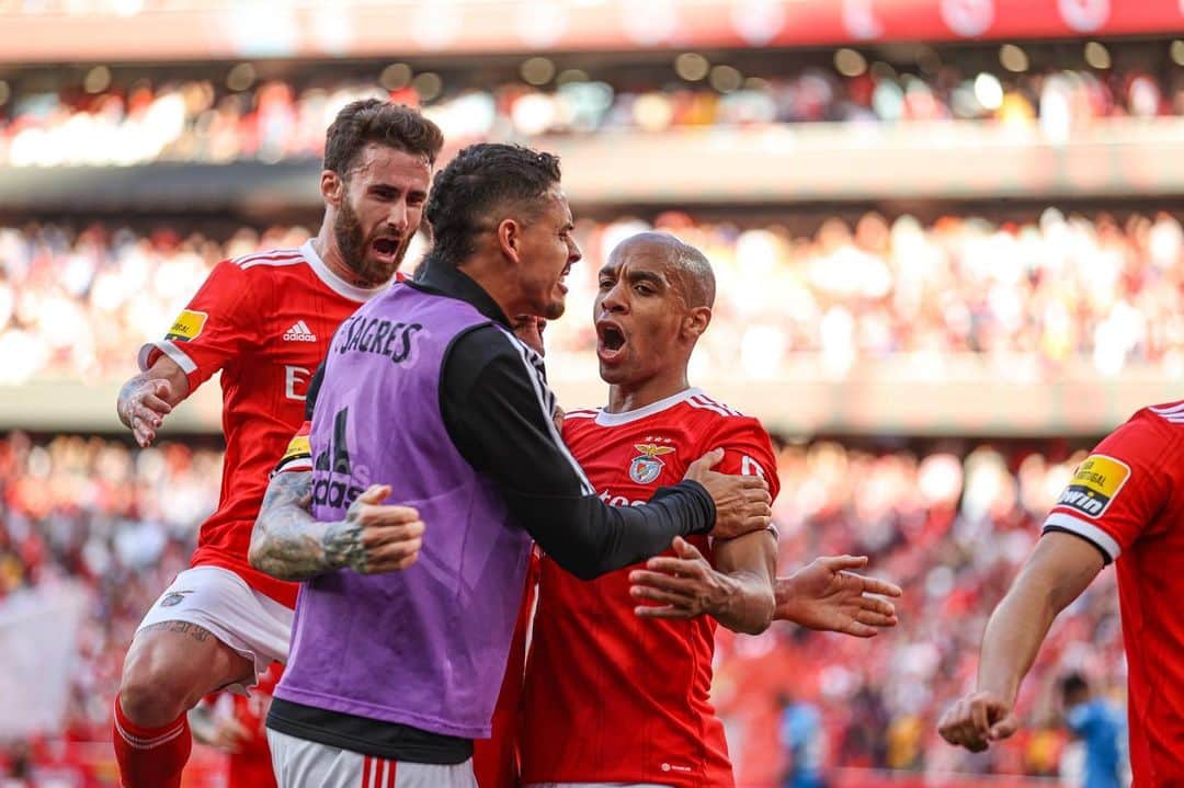 ジョアン・マリオのインスタグラム：「TOGETHER 🔴⚪️ @slbenfica」