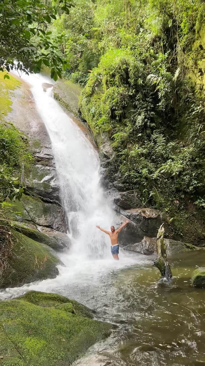 イザベラ・サントーニのインスタグラム：「Vlog de 9 cachoeiras em um só passeio 😝 Curtindo com mozão o friozin da serra 💞」