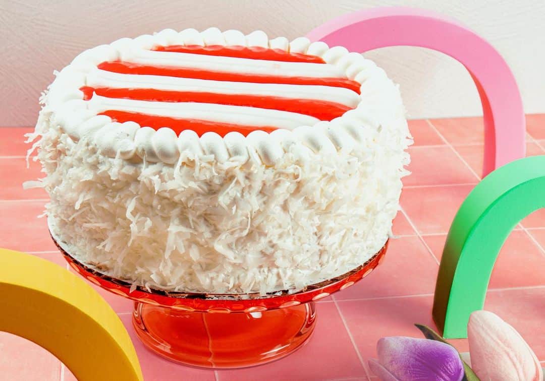 Zippy's Restaurantsのインスタグラム：「A sweet combination of double layered Guava chiffon cake filled with Haupia filling. This 6" cake is covered with whipped cream and coconut flakes all around, before being decorated with Haupia and Guava stripes.」
