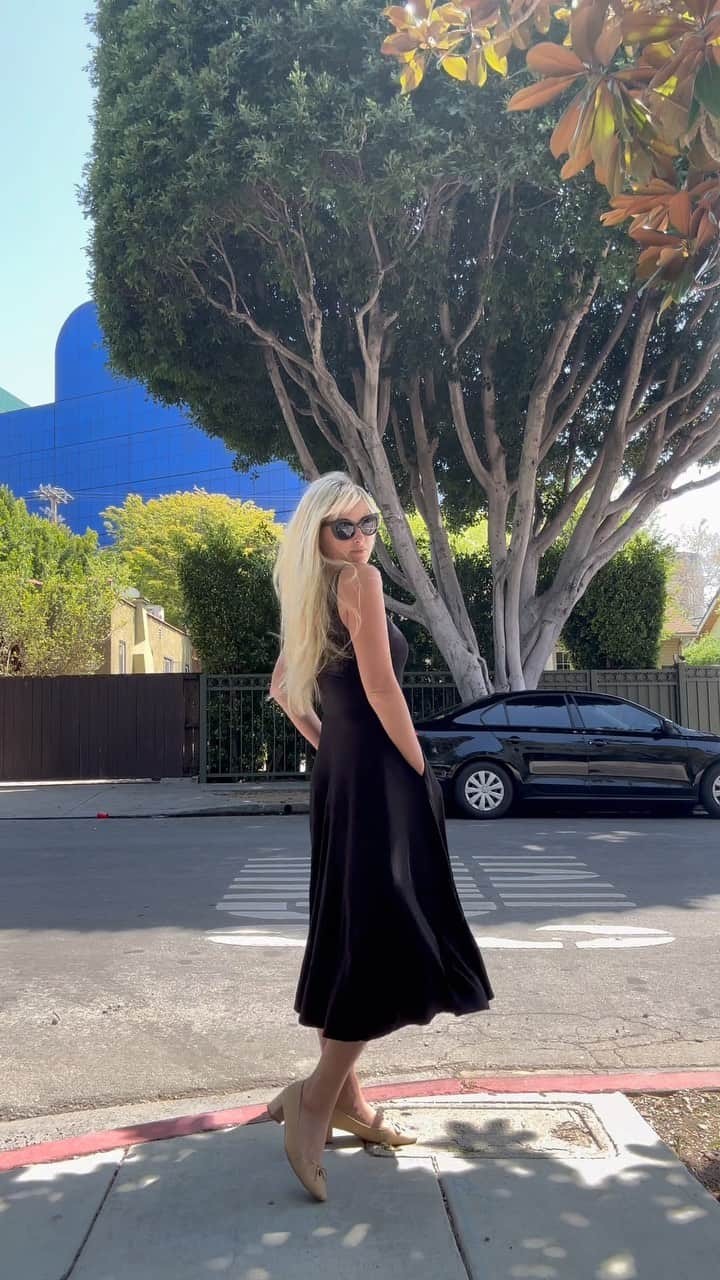 ジェネビーブ・モートンのインスタグラム：「I am not ashamed to say that I have this dress in four colors, and if I get the chance to get other colors… I’m going to 😂」