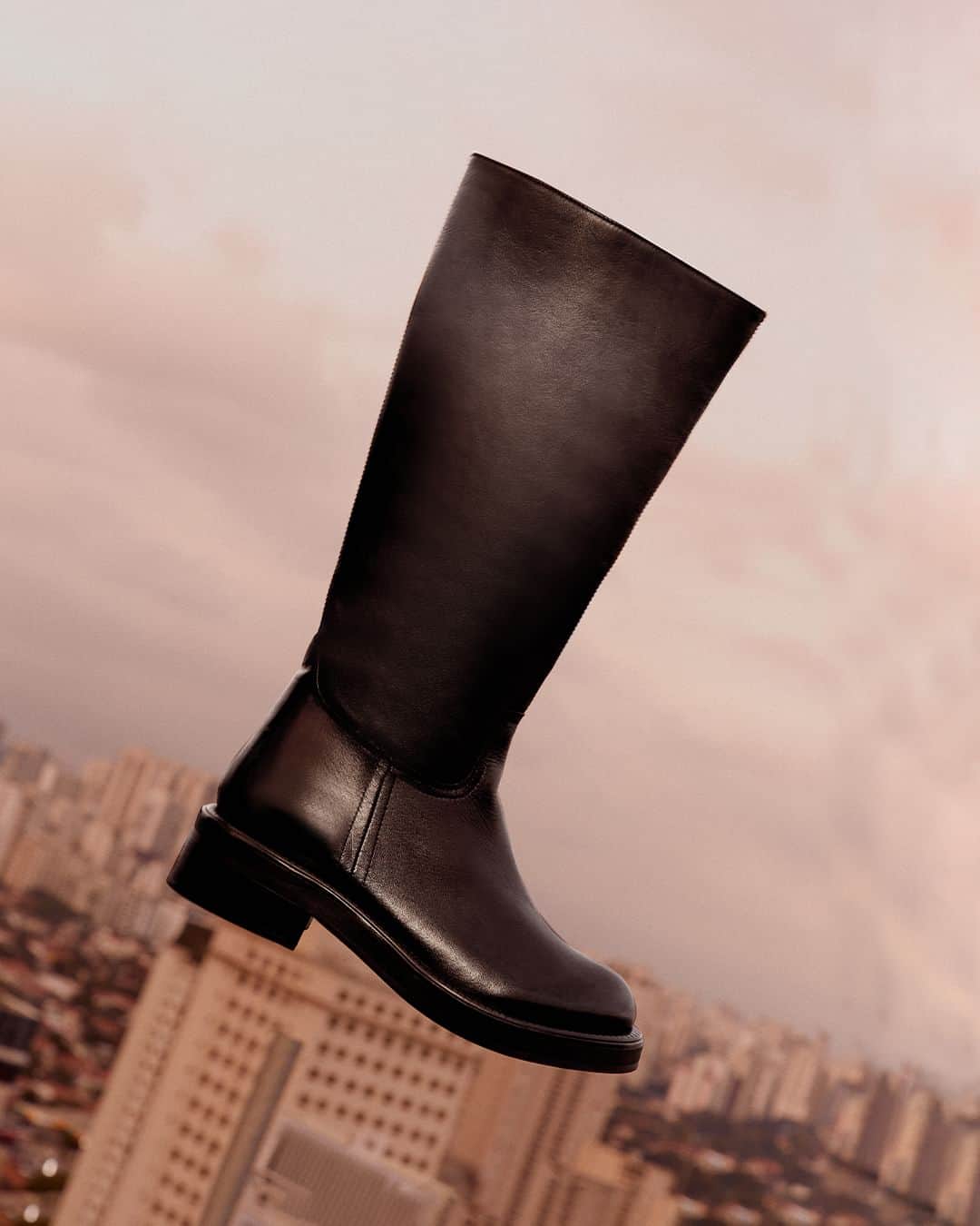 Santa Lollaのインスタグラム：「A  tradicional bota montaria de cano longo é um dos modelos mais pedidos no nosso inverno. Além de super confortável e curinga, ela garante a informação de moda no look. [ 0149.3F36.033B.0001 | R$799,90 ]  #santalolla #santalollainv23 #SLboots #boots #botamontaria」