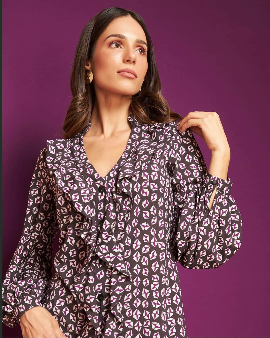 DECÊNCIAのインスタグラム：「All over print. Aquele look estampado de cabeça aos pés que não vai acabar esquecido no seu closet. O grande truque das novas estampas de Outono/Inverno 23, é que elas são super atemporais, pensadas para renderem peças que serão usadas para sempre e em diversas ocasiões.   #lookestampado #lookoutonoinverno #outonoinverno」
