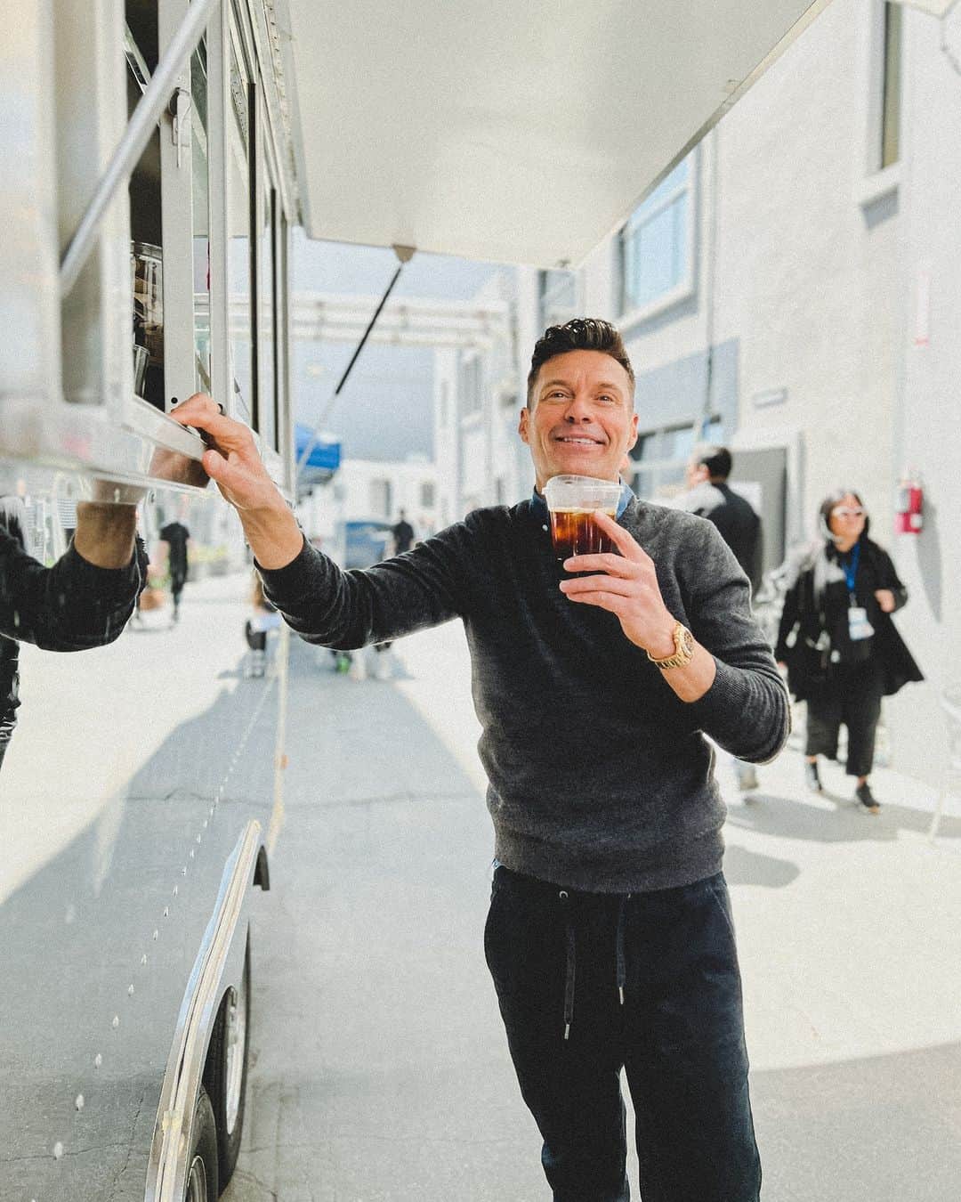 ライアン・シークレストさんのインスタグラム写真 - (ライアン・シークレストInstagram)「It’s almost time for #AmericanIdol. But first, coffee. Tune in at 8/7c」4月24日 6時01分 - ryanseacrest