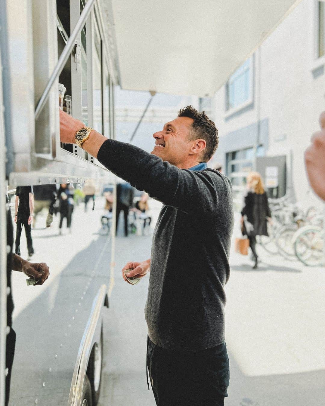 ライアン・シークレストさんのインスタグラム写真 - (ライアン・シークレストInstagram)「It’s almost time for #AmericanIdol. But first, coffee. Tune in at 8/7c」4月24日 6時01分 - ryanseacrest