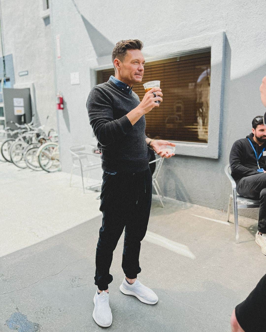 ライアン・シークレストさんのインスタグラム写真 - (ライアン・シークレストInstagram)「It’s almost time for #AmericanIdol. But first, coffee. Tune in at 8/7c」4月24日 6時01分 - ryanseacrest