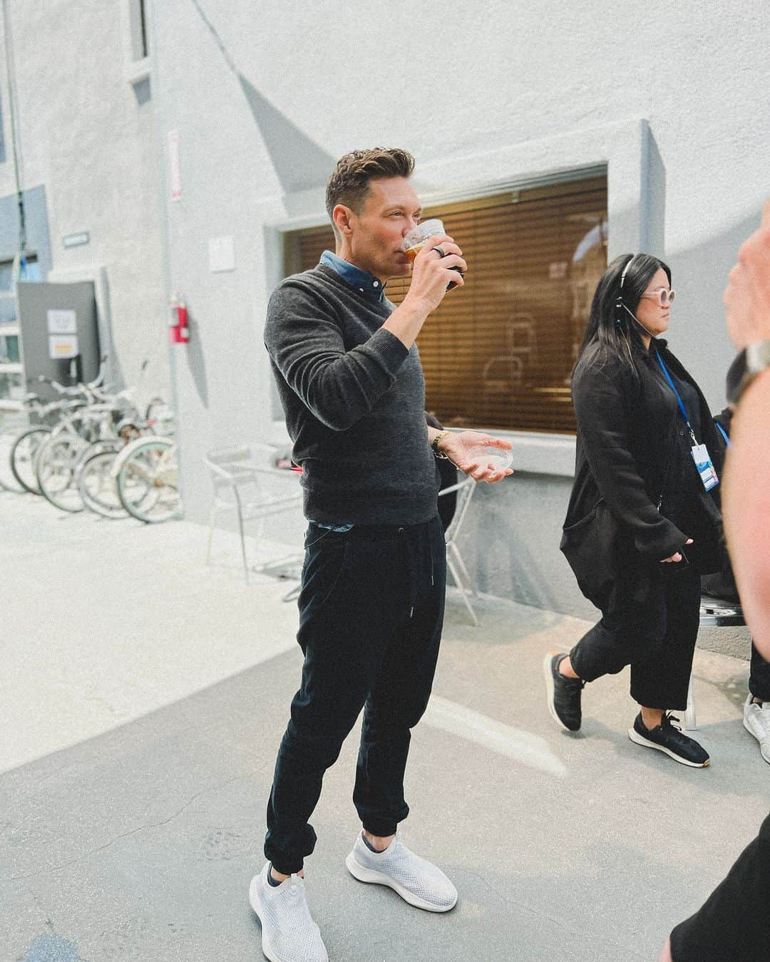 ライアン・シークレストさんのインスタグラム写真 - (ライアン・シークレストInstagram)「It’s almost time for #AmericanIdol. But first, coffee. Tune in at 8/7c」4月24日 6時01分 - ryanseacrest