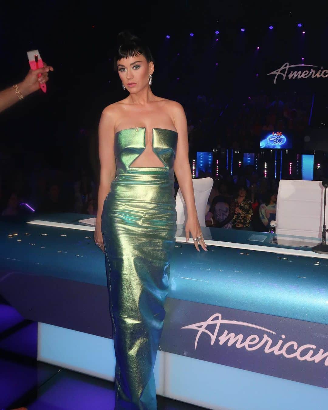 ケイティ・ペリーのインスタグラム：「This show is not for the faint of 💚 Watch #idol for the Top 20 reveal and keep your phone charged to vote after the show 🗳️📱  📸: @biancanicdao」
