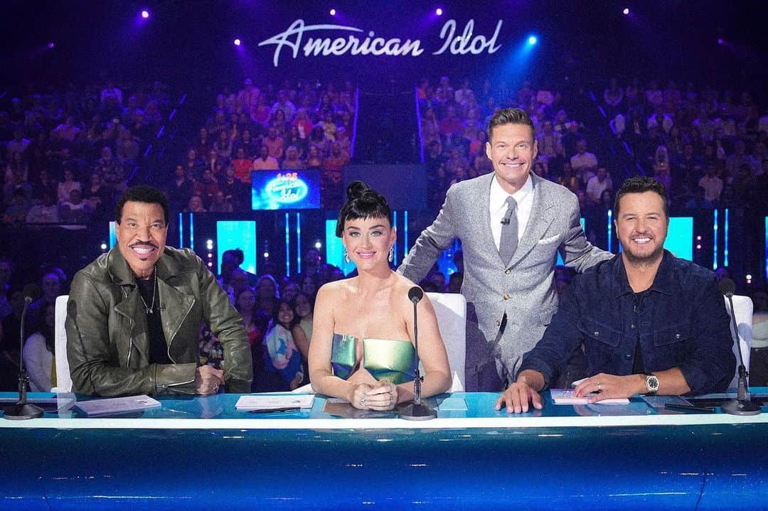 のインスタグラム：「Can’t wait to see who you voted for! #AmericanIdol is all new TONIGHT!」