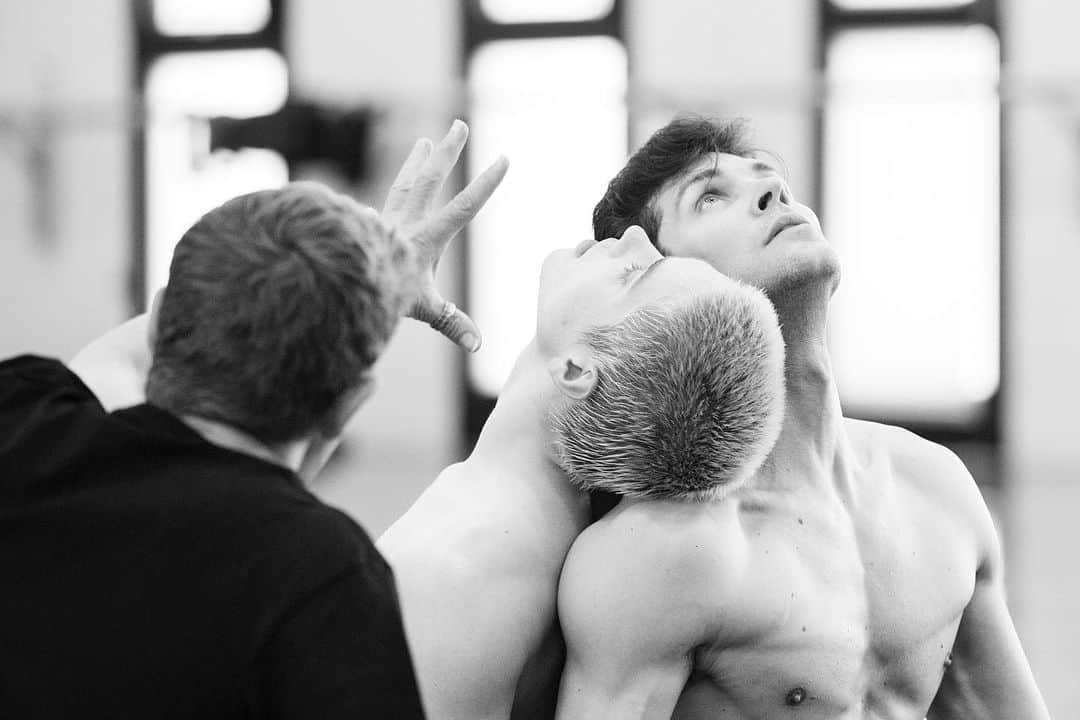ロベルト・ボッレのインスタグラム：「Can’t wait to make my debut in it! See you soon in Trieste ❤️  #teatropoliteamarossetti #trieste #robertobolleandfriends @brahmachicken  @wito_vl @officialrobertobolle」