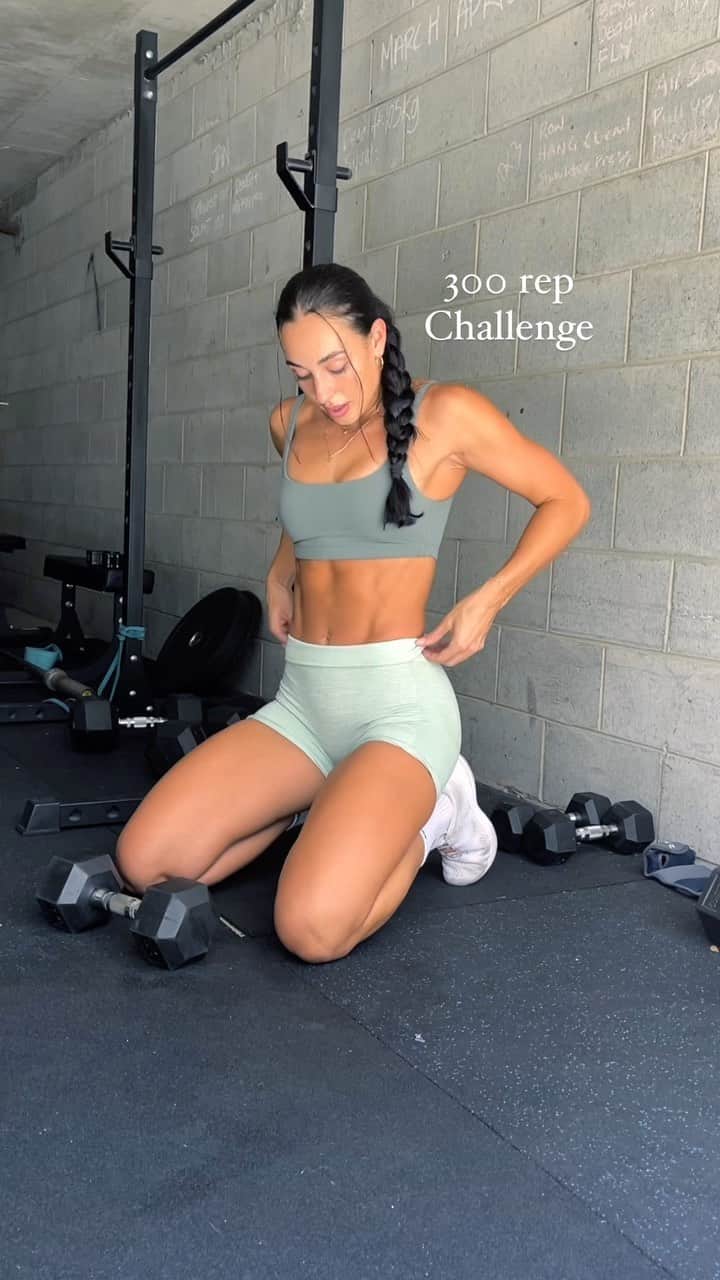 Danielle Robertsonのインスタグラム：「It’s time for another 300 rep Challenge 🔥 Get ready to get sweatyyy   This workout is quick and effective! Give it a try!  If you’re looking for more glorious workouts you can check out my programs (link in bio) and if you need help deciding which one is best for you take our quiz at dannibelle.com or simply slide into my DMs 💪  WORKOUT   3 Sets  10 x Kneel to Squat 30 x Mountain Climbers  10 x Thrusters 30 x Bicycles 10 x Push ups 10 x V-Sits  @wrkoutwithdb 💪」