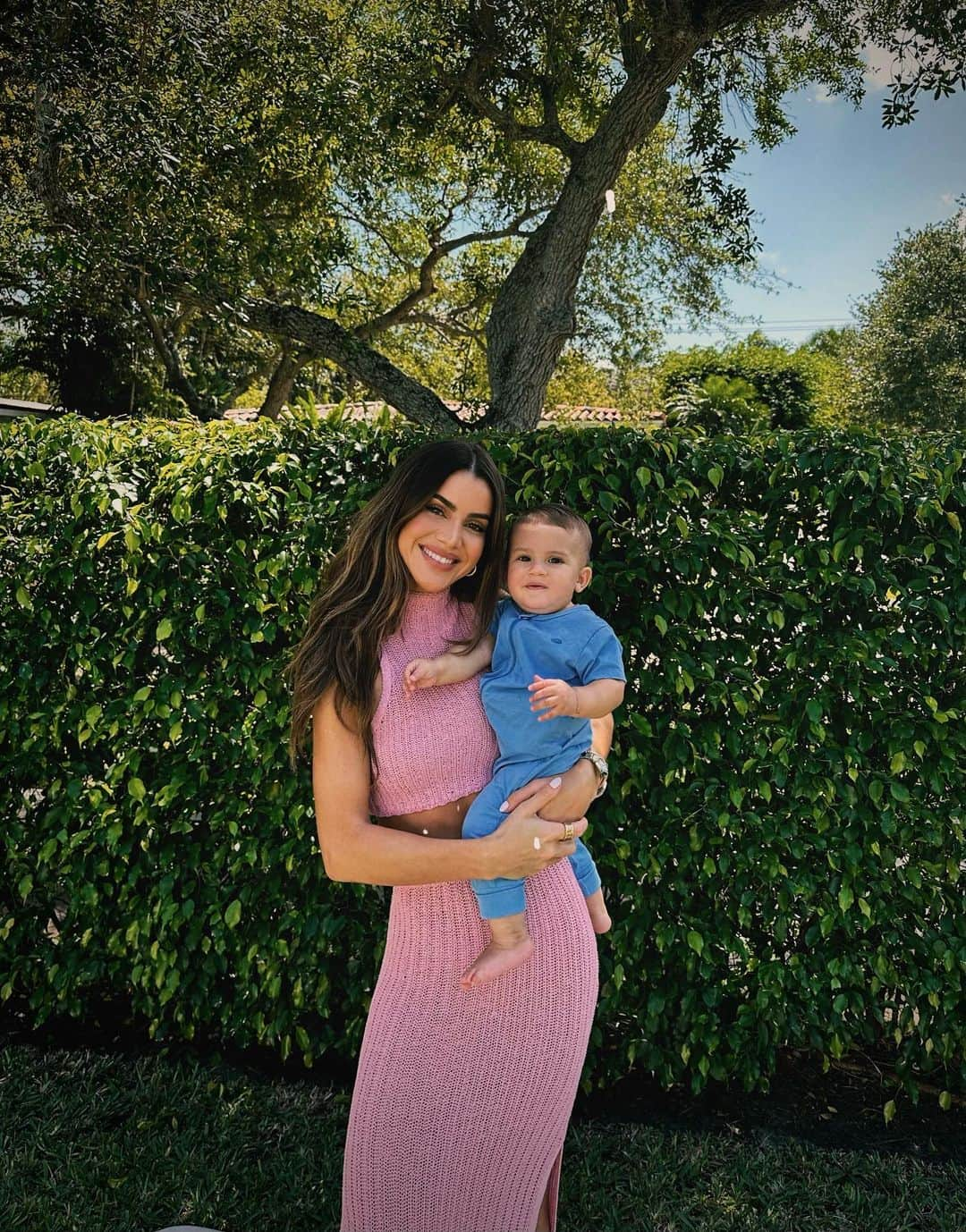 Camila Coelhoさんのインスタグラム写真 - (Camila CoelhoInstagram)「Kai’s mom💓 (dropping my arm workout on last video lol) Se eu treino braço? Claro que sim haha  • My set is @camilacoelhocollection available at @revolve #ootd #momlife」4月24日 6時29分 - camilacoelho