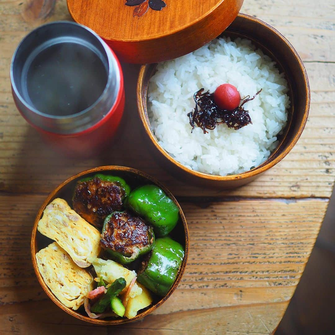 シンプルご飯が好き。さんのインスタグラム写真 - (シンプルご飯が好き。Instagram)「女子高生弁当 ピーマン肉詰め和風煮 カレージャーマンポテト ツナの卵焼き わかめの中華スープ ２枚目は前日支度 ━━━☞━━━☞━━━☞━━━☞𓃟𓃟＊ なんとも華やかさが皆無な女子高生弁当でおはようございます🌞大葉位買うか…な。  ハンバーグの肉詰めは 仕上げに麺つゆを使って簡単に和風煮です。 我が家ではソースよりこちら率が多いです。 肉詰めは冷めても美味しい豚肉を使用しました。 仕上げに胡椒を入れるとピリっとアクセントがまた美味しいです。  日曜日、死んだように眠る丸の内さん。 体幹トレーニングしなきゃ… 体幹トレーニングしなきゃ…  なんて言ってたけどやったのかしら？ やったよ！って言ってた目が泳いでたけど。🫣  弓道部、バリバリの体育会系のようです。  今日も頑張れ月曜日〜💃🏻」4月24日 6時35分 - heavydrinker