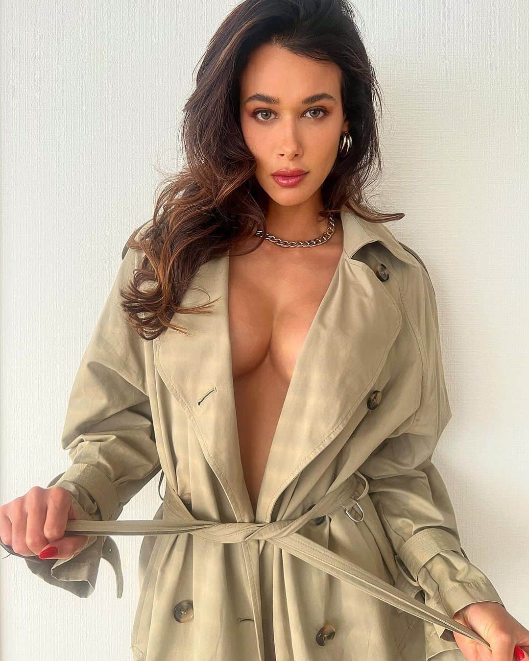 ステファニー・ダナのインスタグラム：「Trench coat, blinds, and a setting sun.   (Almost didn’t include the last pic 😅☺️..but it made me feel sexy ha. And when I’m old and in the nursing home— I’d like it framed on my wall so I can tell stories of when I was 31, living in Japan, and taking photos in my small condo)」